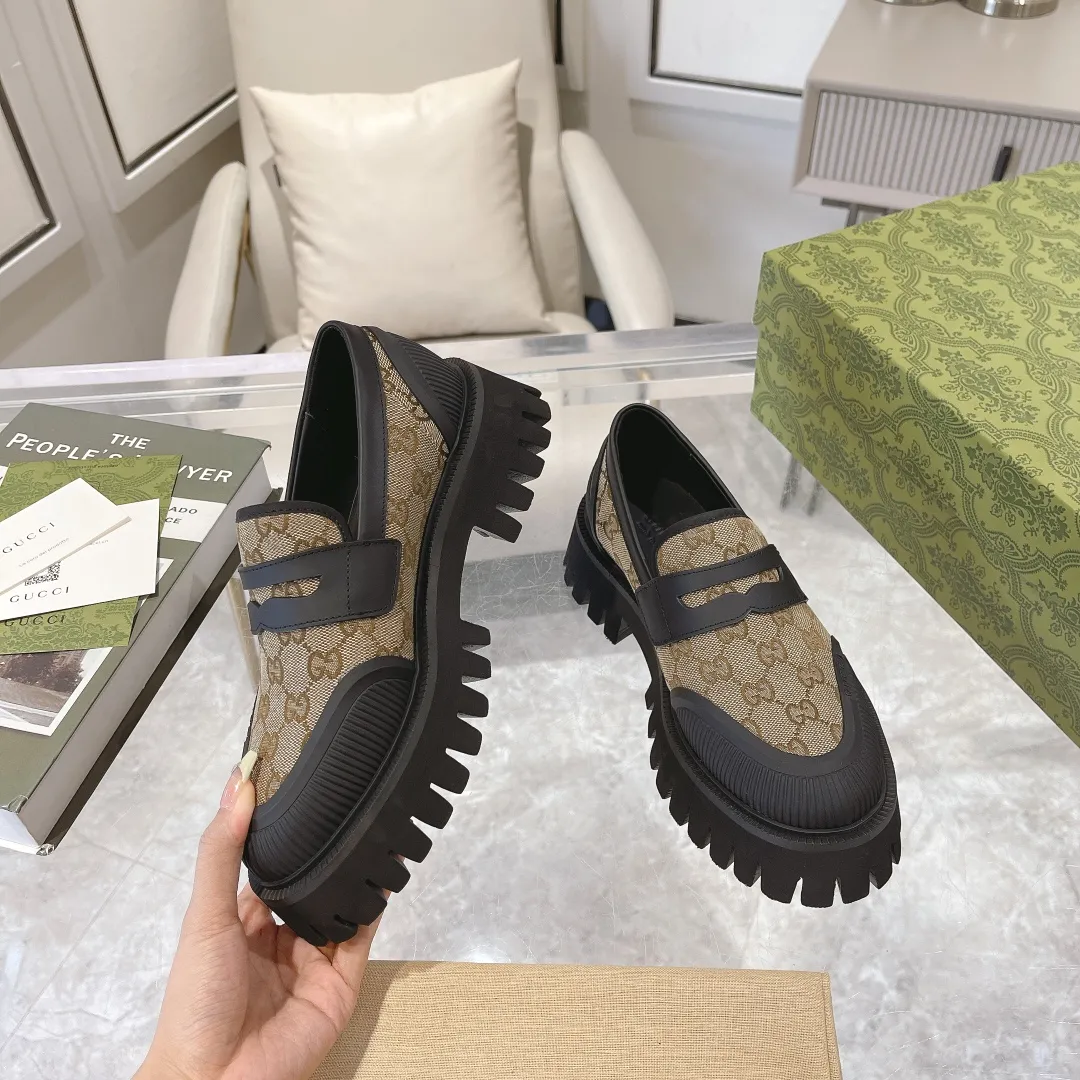 👟👟Ex-factory price 480👟👟 Men's size +10 Gucci's new spring and autumn loafers cleverly use unique design elements to inject fresh vitality into the collection design. Crafted from camel and ebony GG canvas, these stylish unisex loafers feature a new interpretation of the brand's classic monogram pattern for the new season. Camel and ebony GG canvas/imported silk cowhide surface, imported silk cowhide lining Size: Female: 35-42# Male: 39-46#